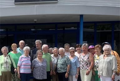 Die Senior:innengruppe vor dem VOSSEN-Werk in Jennersdorf.