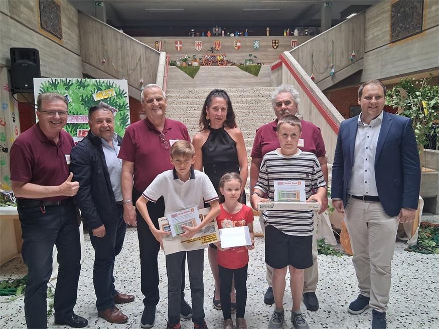 Die Sieger Georgi, Mari und Michael mit Bürgermeister Bruno Stutzenstein und Vizebürgermeister Daniel Sommer, Direktorin Margit Sulyok sowie Werner Schöll, Johann Liebminger und Herbert Major vom Mittelburgenländischen Briefmarkensamlerverein.