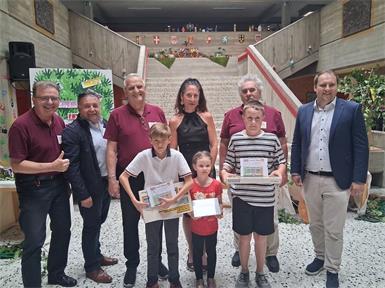 Die Sieger Georgi, Mari und Michael mit Bürgermeister Bruno Stutzenstein und Vizebürgermeister Daniel Sommer, Direktorin Margit Sulyok sowie Werner Schöll, Johann Liebminger und Herbert Major vom Mittelburgenländischen Briefmarkensamlerverein.