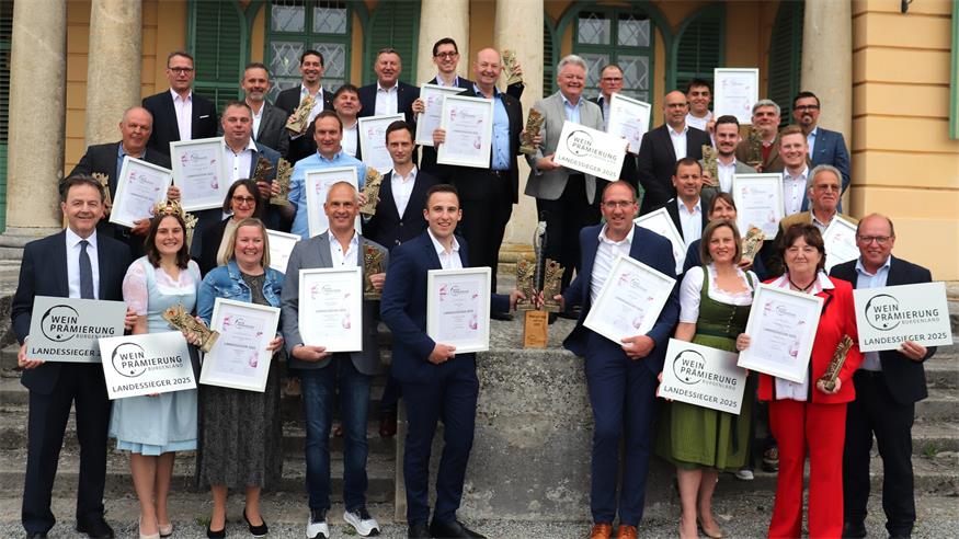 Die Sortensieger und das Weingut des Jahres freuen sich über ihre Auszeichnungen bei der Weingala im Schloss Esterházy.
