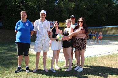 Die Sozialistische Jugend rund um Manuel Maurer, Ben Katona, Emma Horvath, Zoe Fuchs, Stefan Popp und Marion Tranegger lud zum Beachvolleyballturnier.