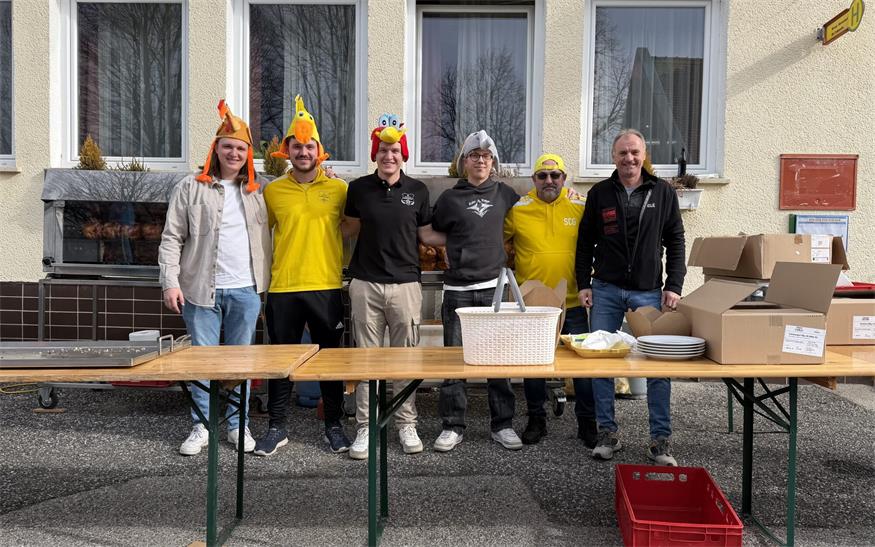 Die Spieler Philipp Palatin, Sebastian Domnanovich, Tobias Domnanovich, Jonas Baravalle, Obmann Christoph Biricz und Franz Buranich genossen den Mittagsschmaus am Samstag.