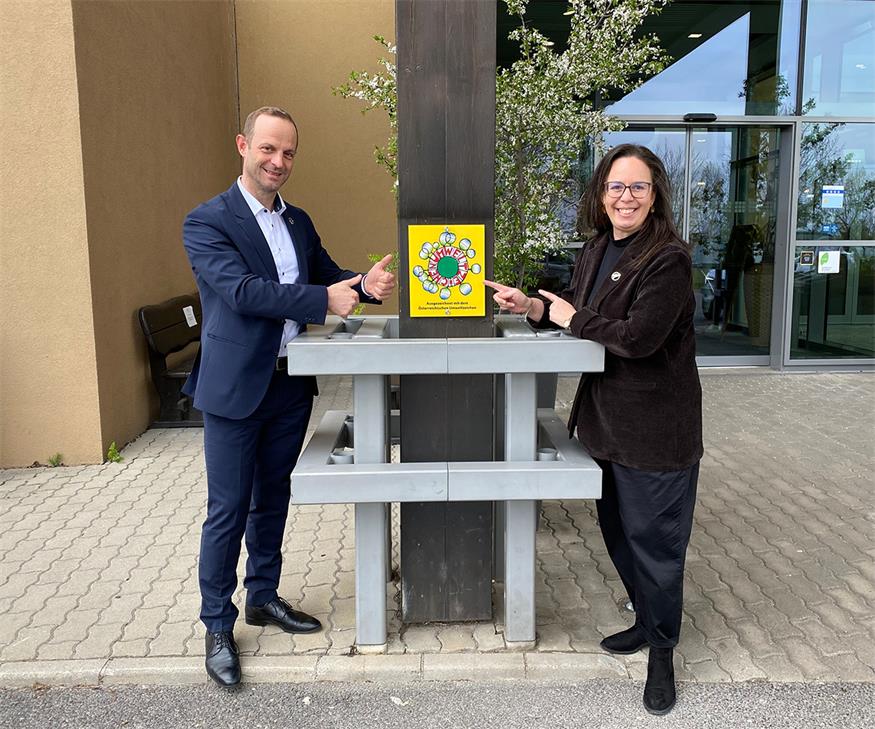 Die St. Martins Lodge und die ST. MARTINS Business Lodge erhielt nun offiziell das staatliche Umweltzeichen: Geschäftsführer Martin Adelwöhrer und Resident Managerin Daniela Fritz präsentieren das Umweltzeichen.