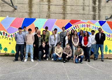 Die Stadt aus Kinderaugen malten die Schülerinnen und Schüler der Mittelschule Rosental an die graue Wand.
