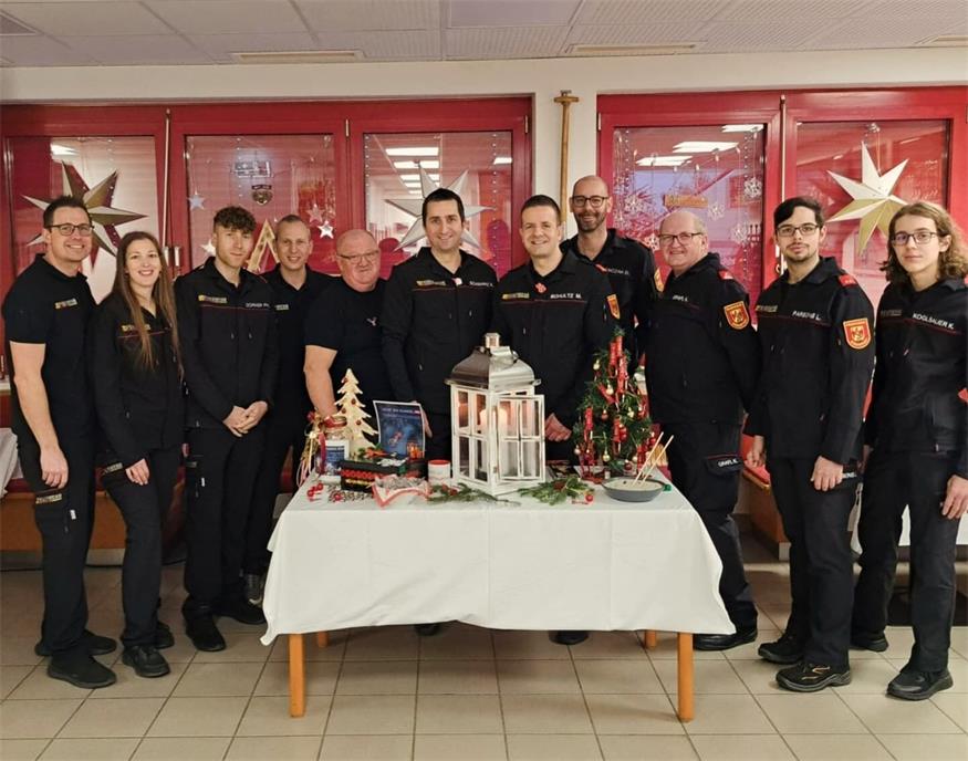 Die Stadtfeuerwehr Eisenstadt rund um Kommandant Rainer Schwarz bei der Friedenslicht-Ausgabe.