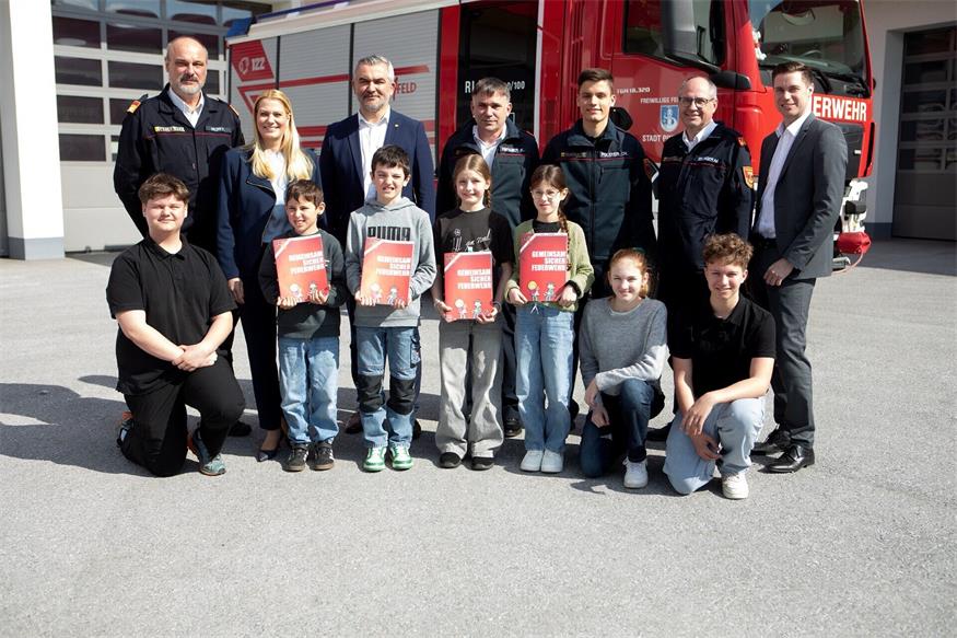Die Stadtfeuerwehr Pinkafeld mit Kommandant Kurt Tripamer präsentierte das Projekt „Gemeinsam.Sicher.Feuerwehr“ mit den Landesräten Heinrich Dorner und Daniela Winkler, Schulqualitätsmanager Daniel Baumann und Landesfeuerwehrkommandant Franz Kropf.
