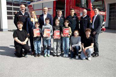 Die Stadtfeuerwehr Pinkafeld mit Kommandant Kurt Tripamer präsentierte das Projekt „Gemeinsam.Sicher.Feuerwehr“ mit den Landesräten Heinrich Dorner und Daniela Winkler, Schulqualitätsmanager Daniel Baumann und Landesfeuerwehrkommandant Franz Kropf.