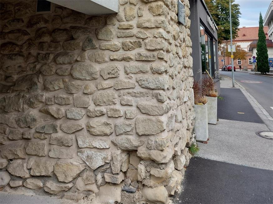 Die Stadtmauer- hier im Bereich des Hauses Joseph Haydn-Gasse 41 - stammt aus dem 14. Jahrhundert und steht unter Schutz.