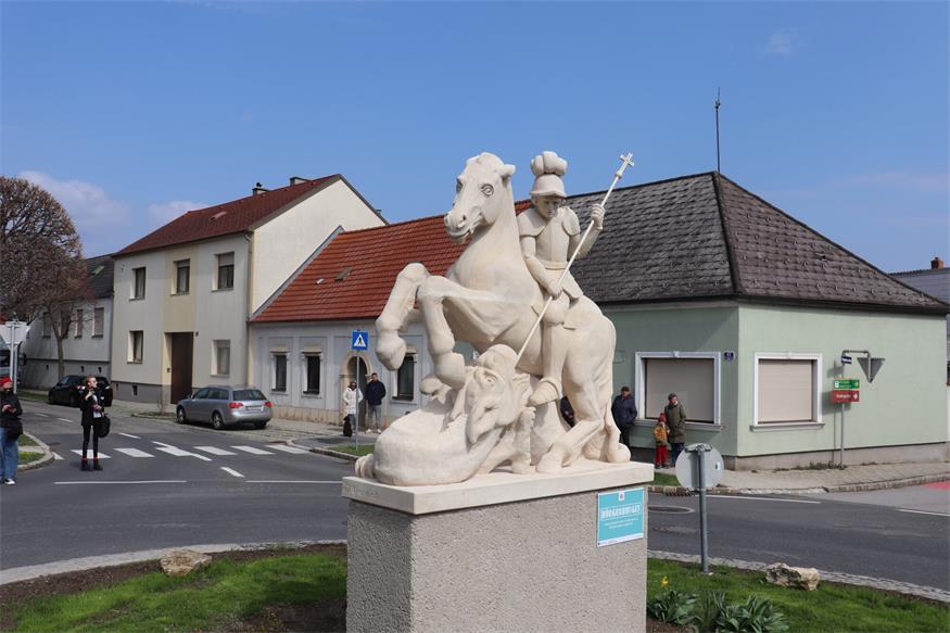 Enthüllung der neuen Heiligen-Georgs-Statue in St. Georgen