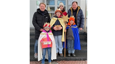 Die Sternsinger mit ihrer Begleitperson besuchten Amtsleiter Christoph Kroyer und Bürgermeister Matthias Weghofer.