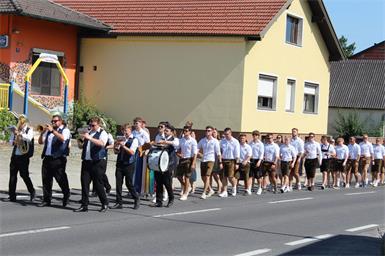 Die Stoober Jugend beim traditionellen Kirtagsmarsch am Sonntag.