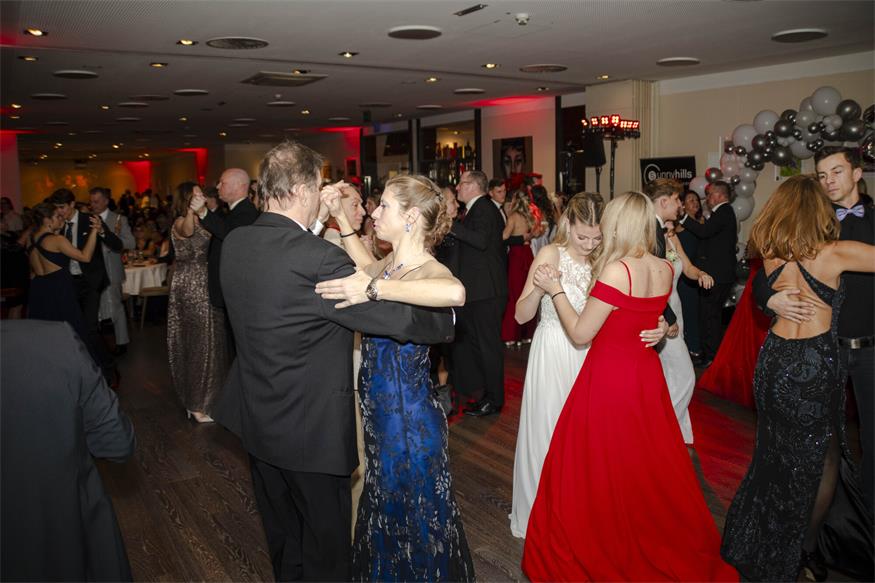 „Alles Walzer“ beim Neufelder Stadtball