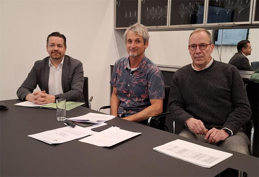 Die Taskforce arbeitet weiter. Einblicke in den aktuellen Stand der Messungen gaben Gruppenvorstand Andreas Temmel, Umweltmediziner Hans-Peter Hutter und Asbest-Sachverständiger Michael Kochberger (v.l.).