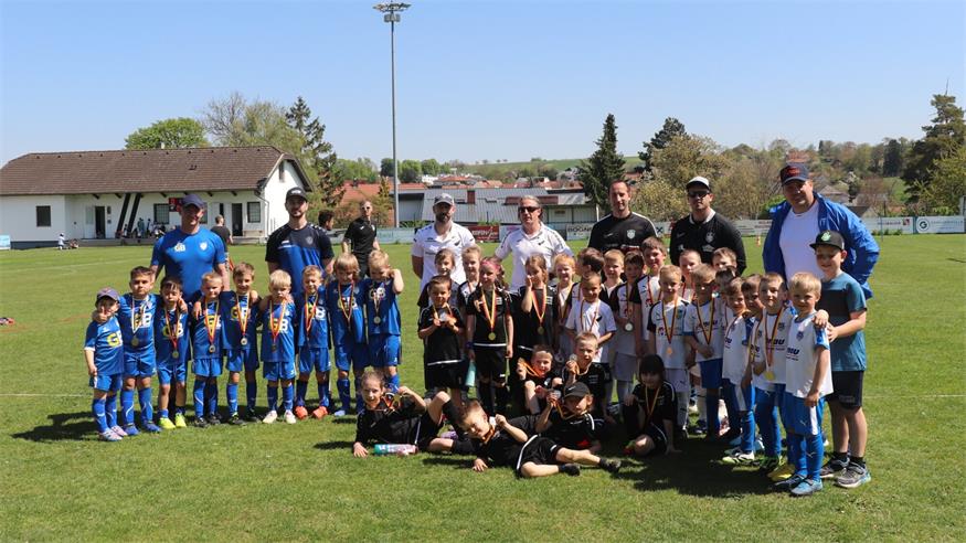 Die Teams des Nachwuchsturniers der U7 – SV Sigleß, ASV Pöttsching, SPG Juniors und UFC Neckenmarkt – mit unter anderem Gerri Hödl (Mitte), dem Nachwuchsleiter des SV Sigleß und Turnierorganisator. 