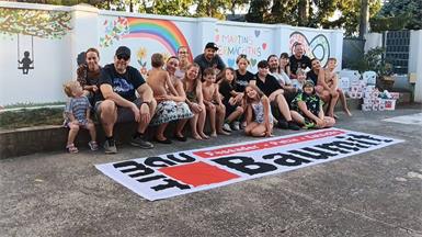 Die Teilnehmer am Family Day versammelten sich für ein Gruppenfoto.