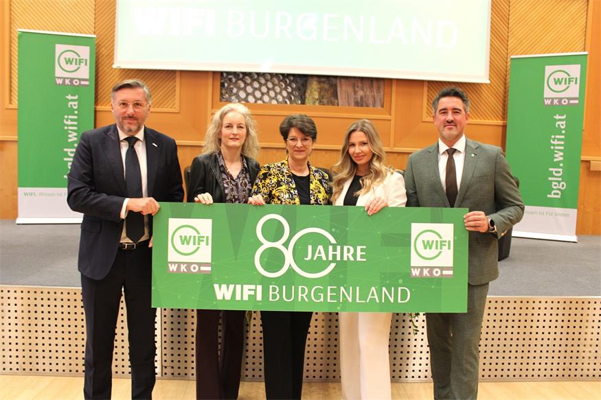 Die Teilnehmer der Podiumsdiskussion (v.l.): WK-Direktor Harald Schermann, Marion Fasching (BECOM Group), Maria Neumann (Kuratorin WIFI Österreich) und Anja Kager (Unternehmerin und WIFI-Trainerin) mit WIFI-Institutsleiter Thomas Jestl.