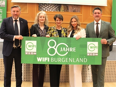 Die Teilnehmer der Podiumsdiskussion (v.l.): WK-Direktor Harald Schermann, Marion Fasching (BECOM Group), Maria Neumann (Kuratorin WIFI Österreich) und Anja Kager (Unternehmerin und WIFI-Trainerin) mit WIFI-Institutsleiter Thomas Jestl.