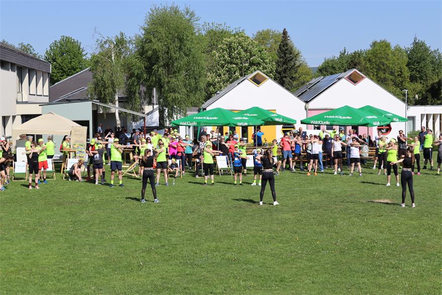 Die Teilnehmer wärmten sich sorgfältig auf, bevor sie beim "Draßmarkt Run" starteten. 