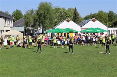 Die Teilnehmer wärmten sich sorgfältig auf, bevor sie beim "Draßmarkt Run" starteten. 