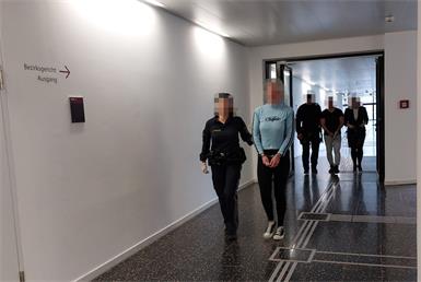 Die Ungarin und ihr Freund wurden aus dem Gefängnis zum Gerichtssaal gebracht.