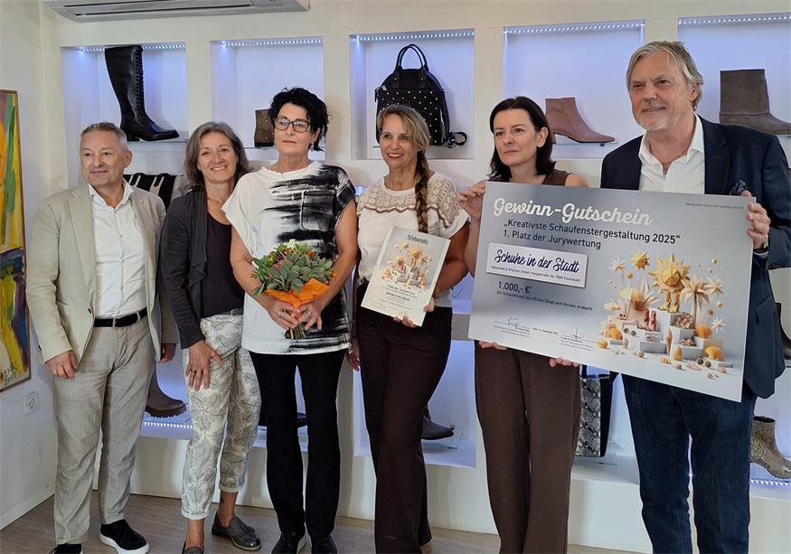 Die Unternehmerinnen Veronika Geischnek und Birgit Prünner von Schuhe in der Stadt wurden von Friedrich Ammaschell, Obmann der Werbegemeinschaft des Schuhfachhandels, sowie Vertretern der Stadt ausgezeichnet.