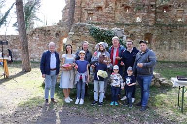 Die Veranstalter freuten sich, dass viele Kinder auf die Ruine gekommen waren, um die dort versteckten Ostereier zu suchen. 