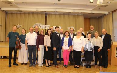 Die Vertreter der Stadtgemeinde rund um Bürgermeister Johann Heisz, Vizebürgermeister Nikolaus Dominkovits und Kulturstadträtin Eva Maria Kneisz sowie die Protagonistinnen und Protagonisten des Chorkonzerts freuten sich über die gelungene Eröffnung der 33. Pullenale.