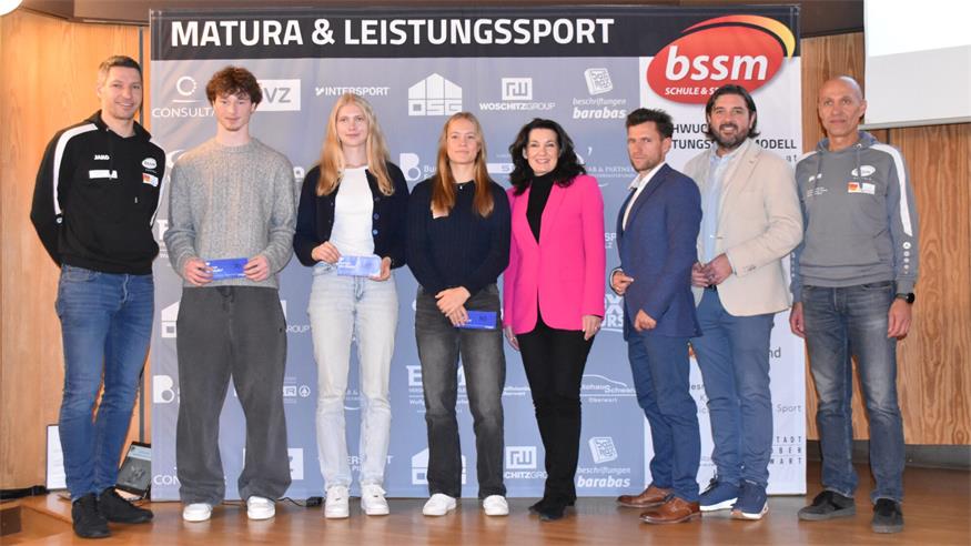 Die Vertreter des bssm (Bernd Kager, l., Marc Kerschbaumer, 3.v.r., und Johann Szabo, r.) und des BG Oberschützen (Direktorin Ingrid Weltler-Müller) sowie Bürgermeister Hans Unger (2.v.r.) gratulierten den ausgezeichneten Schülern: Matthias Fülöp, Elina Fuchs und Lea Haider-Maurer (v.l.).