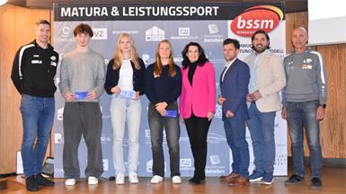 Die Vertreter des bssm (Bernd Kager, l., Marc Kerschbaumer, 3.v.r., und Johann Szabo, r.) und des BG Oberschützen (Direktorin Ingrid Weltler-Müller) sowie Bürgermeister Hans Unger (2.v.r.) gratulierten den ausgezeichneten Schülern: Matthias Fülöp, Elina Fuchs und Lea Haider-Maurer (v.l.).