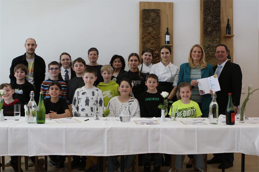 Die Volksschule aus Neudorf/Parndorf durfte tolle Gerichte der Berufsschul-Lehrlinge verkosten. Auch Landesrätin Daniela Winkler machte sich ein Bild vom innovativen Projekt. 