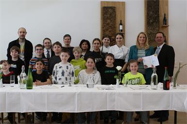 Die Volksschule aus Neudorf/Parndorf durfte tolle Gerichte der Berufsschul-Lehrlinge verkosten. Auch Landesrätin Daniela Winkler machte sich ein Bild vom innovativen Projekt. 