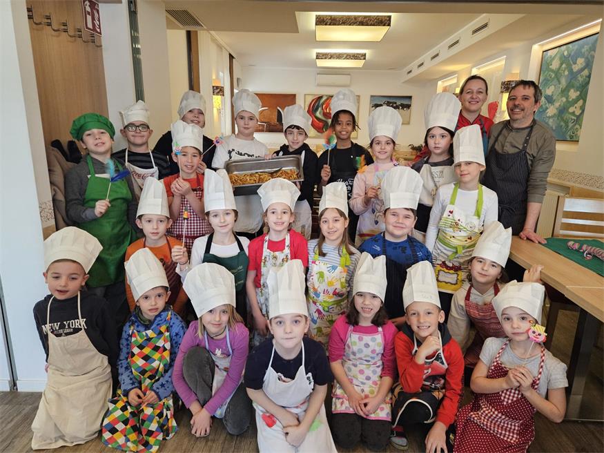 Die Volksschulkinder aus Unterrabnitz durften mit dem Gastronomen-Ehepaar Emil und Manuela Lang kochen.