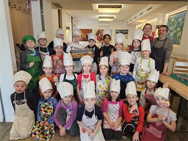 Die Volksschulkinder aus Unterrabnitz durften mit dem Gastronomen-Ehepaar Emil und Manuela Lang kochen.
