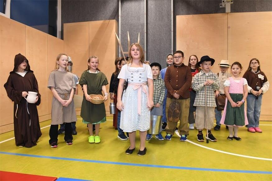 Die Volksschulkinder ließen die Geschichte des Ortes wieder aufleben.