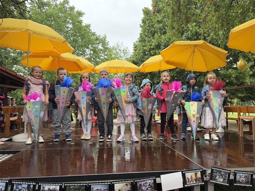 Die „Wackelzahnkinder“ Clara, Jona, Mia, Martin, Laura, Leon, Emma, Matthias und Miriam freuen sich über ihre baldige Rolle als Schulkinder.
