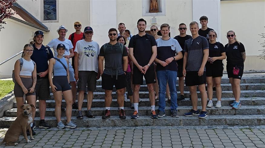 Die Wandertruppe rund um JVP-Ortsgruppenobmann Mario Redl (Mitte rechts) und seinem Stellvertreter Niki Tschirk (links daneben) traf sich beim Kirchenplatz. Danach ging es gemütlichen Schrittes zum Weingarten Hohen Gieser, um eine wohl verdiente Jause einzunehmen. 