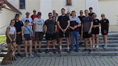 Die Wandertruppe rund um JVP-Ortsgruppenobmann Mario Redl (Mitte rechts) und seinem Stellvertreter Niki Tschirk (links daneben) traf sich beim Kirchenplatz. Danach ging es gemütlichen Schrittes zum Weingarten Hohen Gieser, um eine wohl verdiente Jause einzunehmen. 