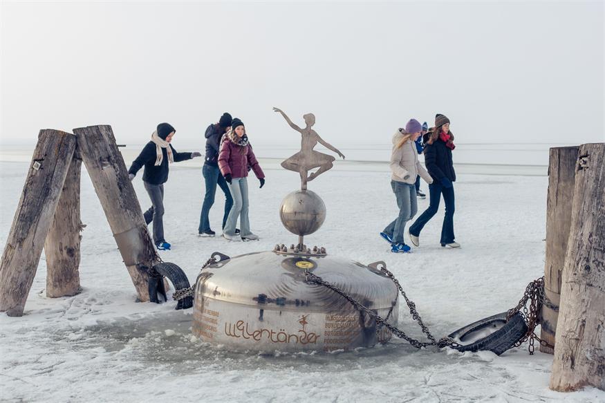 Die Wellentänzerin des Winzers Fabian Sloboda mischte sich visuell wie eine Eistänzerin unter die Spaziergänger am eingefrorenen Neusiedler See.