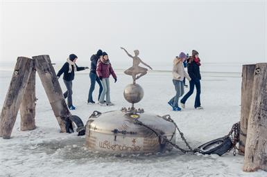 Die Wellentänzerin des Winzers Fabian Sloboda mischte sich visuell wie eine Eistänzerin unter die Spaziergänger am eingefrorenen Neusiedler See.