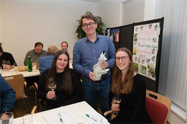 Die Winzer Anja Glaser und Martin Mayer mit Victoria Ulram.