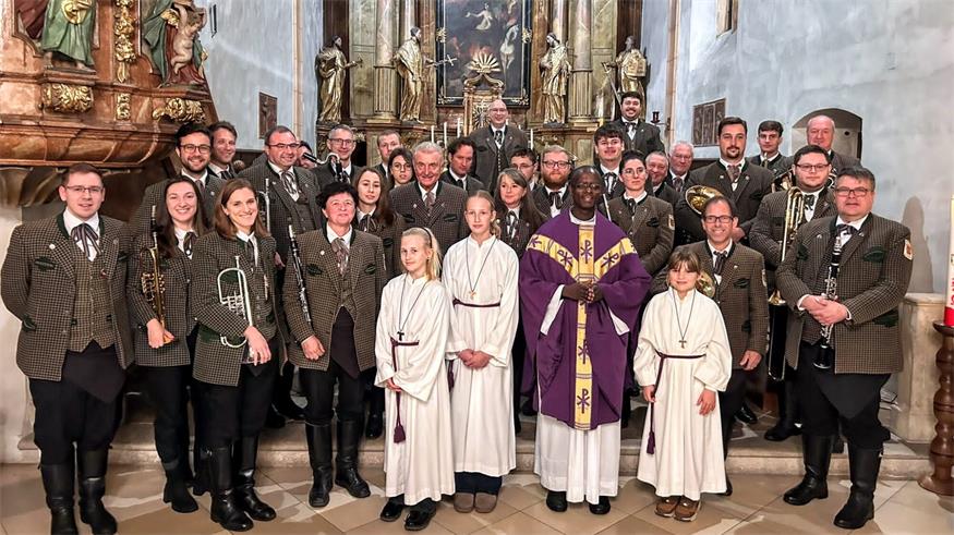 Die Winzerkapelle Kleinhöflein unter der Leitung von Sebastian Pfann gestaltete die Messe zu Allerheiligen/Allerseelen musikalisch. Pfarrer Innocent Nimubona bedankte sich bei den Musikerinnen und Musikern.