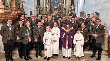Die Winzerkapelle Kleinhöflein unter der Leitung von Sebastian Pfann gestaltete die Messe zu Allerheiligen/Allerseelen musikalisch. Pfarrer Innocent Nimubona bedankte sich bei den Musikerinnen und Musikern.