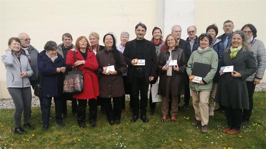 Die aktuelle Zusammensetzung des Chors mit Chorleiter Ante Pletikosic (Mitte) und Obfrau Ernestine Loibl-Spadt (links daneben)