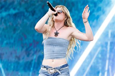 Die amerikanische Sängerin Dasha während eines Konzertes auf der "Space Stage" im Rahmen des "Frequency 2024" am Mittwoch, 14. August 2024 in St. Pölten.