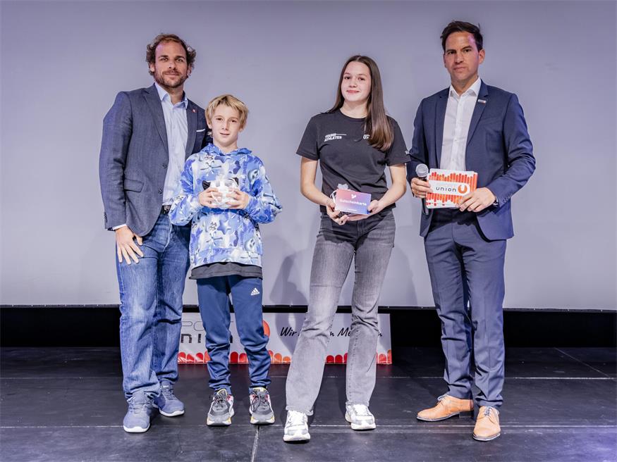 Wild Volleys Oberschützen sind Nummer eins in der Nachwuchsarbeit Die anwesenden Young Athletes Nico Bittner sowie Katharina Wilfing wurden von SPORTUNION Leistungssportreferent Stv. Patrick Oberroither und Geschäftsführer Patrick Bauer geehrt.