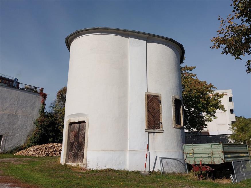 Die architektonisch interessante Meierhofkapelle behauptet sich neben einem großen Parkplatz-Areal.