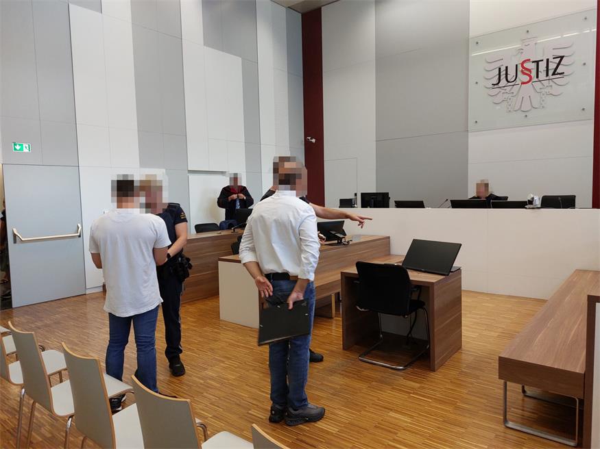 Die beiden Angeklagten wurden aus der Untersuchungshaft in den Gerichtssaal gebracht.