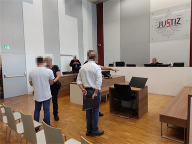 Die beiden Angeklagten wurden aus der Untersuchungshaft in den Gerichtssaal gebracht.