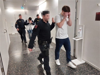 Die beiden Angeklagten wurden von Justizwachebeamten in den Verhandlungssaal gebracht.