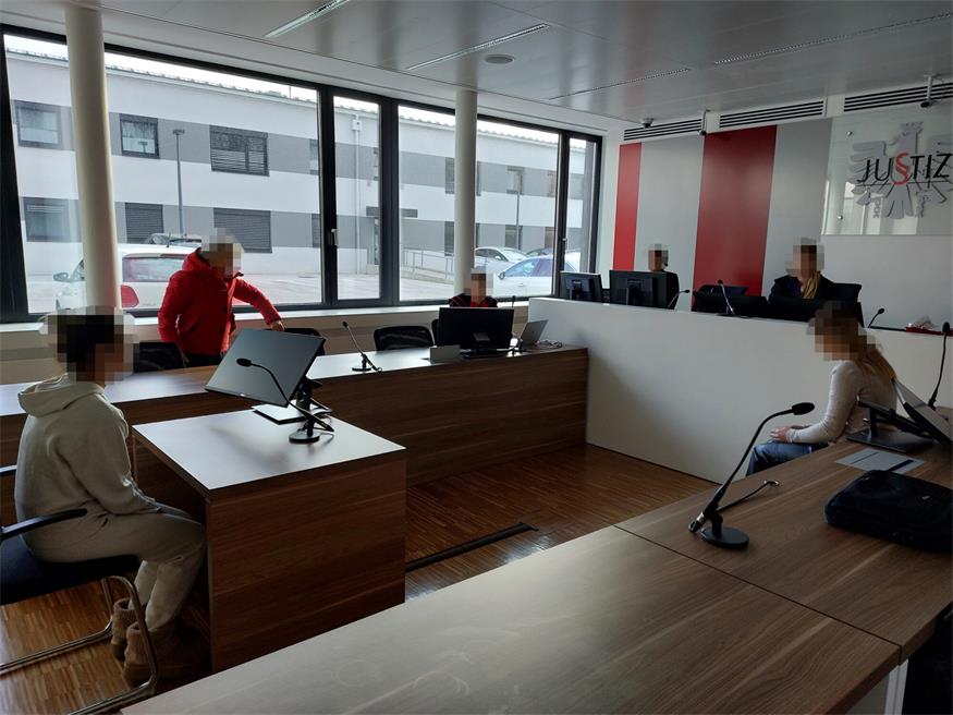 Die beiden Frauen - die eine rechts auf der Anklagebank, die andere links am Einvernahmestuhl - bekannten sich reumütig schuldig.